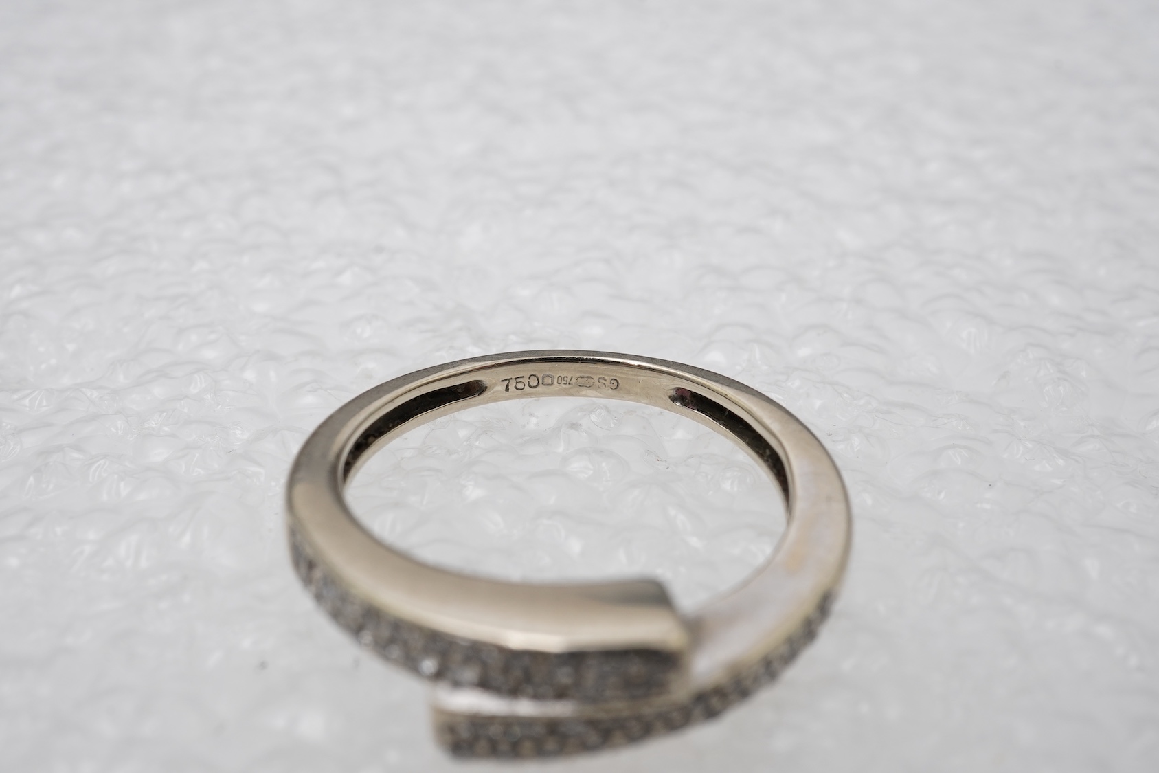 A diamond crossover ring